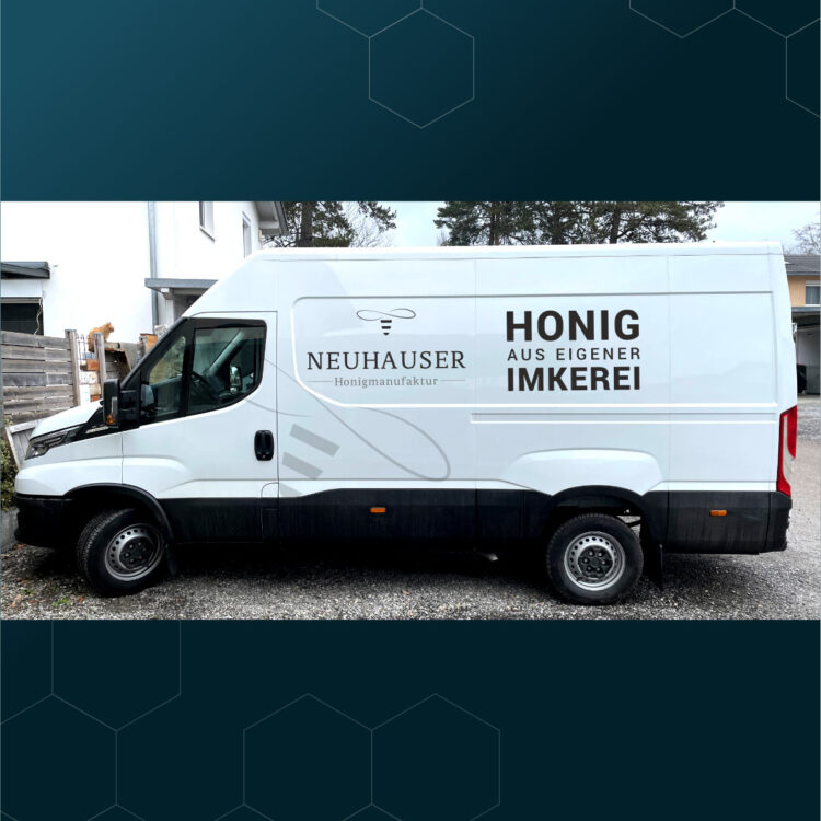 2 Individuelles Corporate Design für Neuhauser Honigmanufaktur mit Auto-Design – Brand Design und Markenentwicklung von nu-art für Kunden in Vorarlberg und den DACH-Raum.
